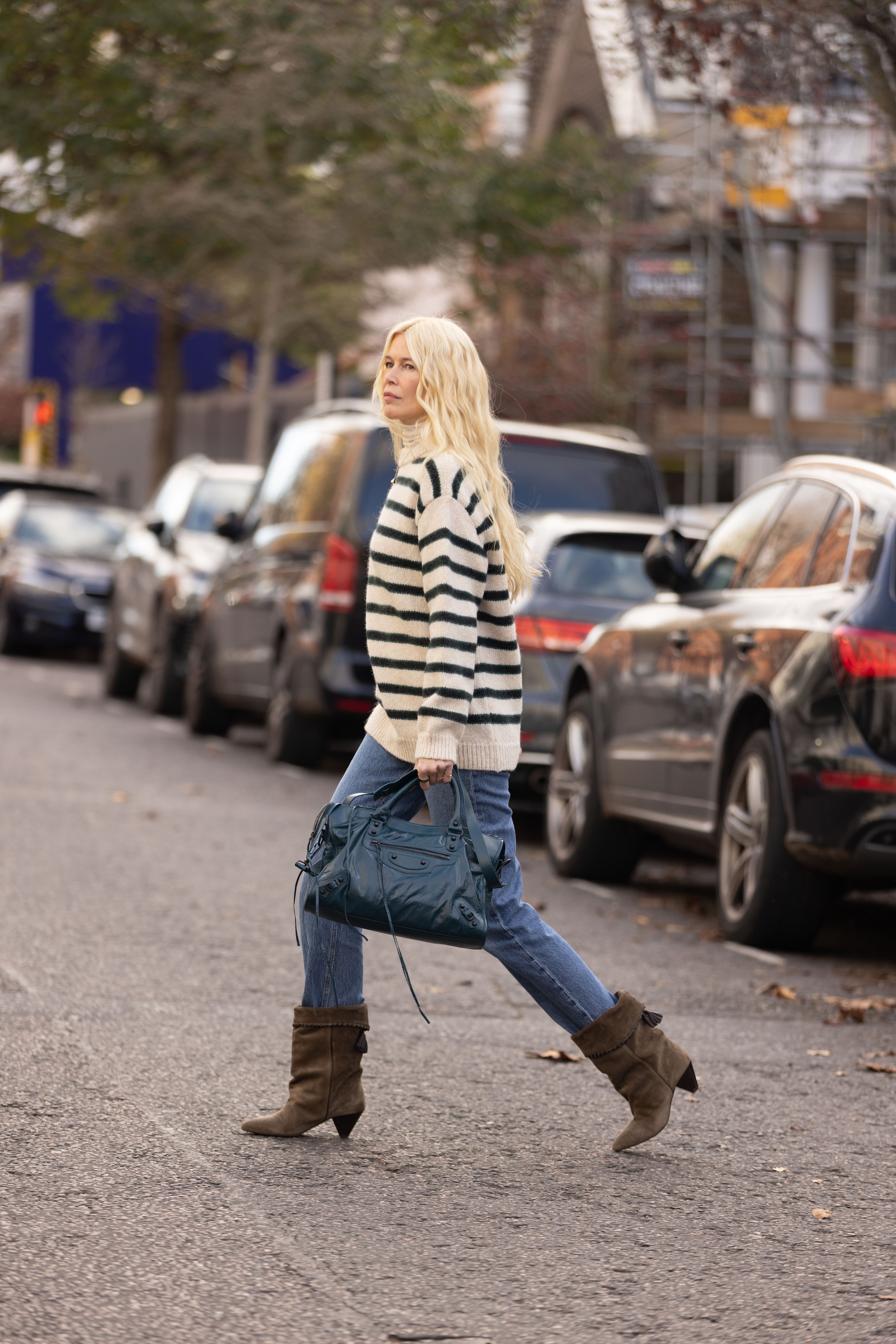 Claudia Schiffer con pull a righe marinière e borsa Balenciaga