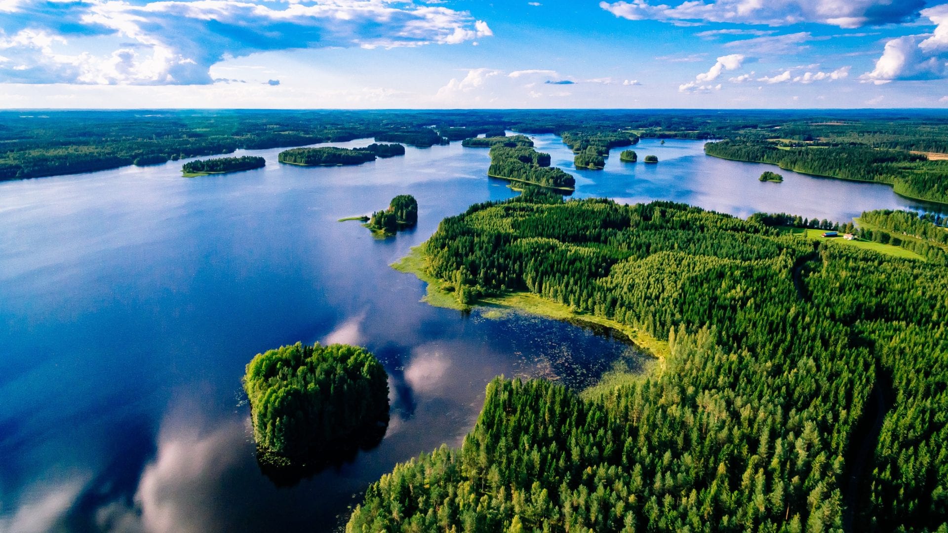 La Finlandia offre un viaggio gratuito in riva al lago quest'estate: come candidarsi entro il 29 marzo