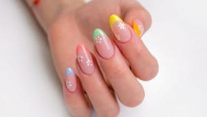 La manicure più trendy della primavera 2026 è la mini french colorata