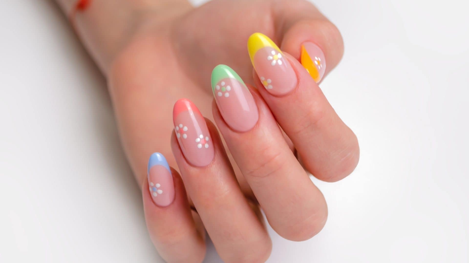La manicure più trendy della primavera 2026 è la mini french colorata