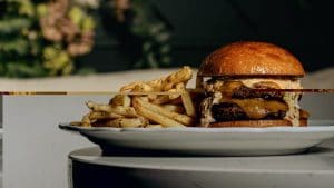 L'hamburger con le patatine diventa un piatto stellato ma continua ad avere un prezzo pop