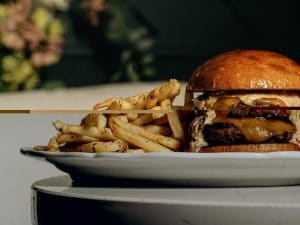 L’hamburger con le patatine diventa un piatto stellato ma continua ad avere un prezzo pop
