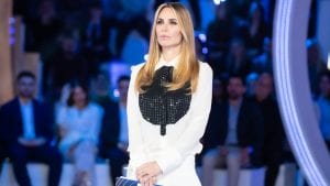 Il look di Ilary Blasi per la seconda puntata del GF Vip: è minimal ma col colletto di cristalli