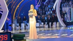Chi ha firmato il look di Ilary Blasi al GF Vip: sembra un abito ma è un due pezzi