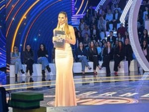 Chi ha firmato il nude look di Ilary Blasi al Grande Fratello Vip: sembra un abito ma è un due pezzi