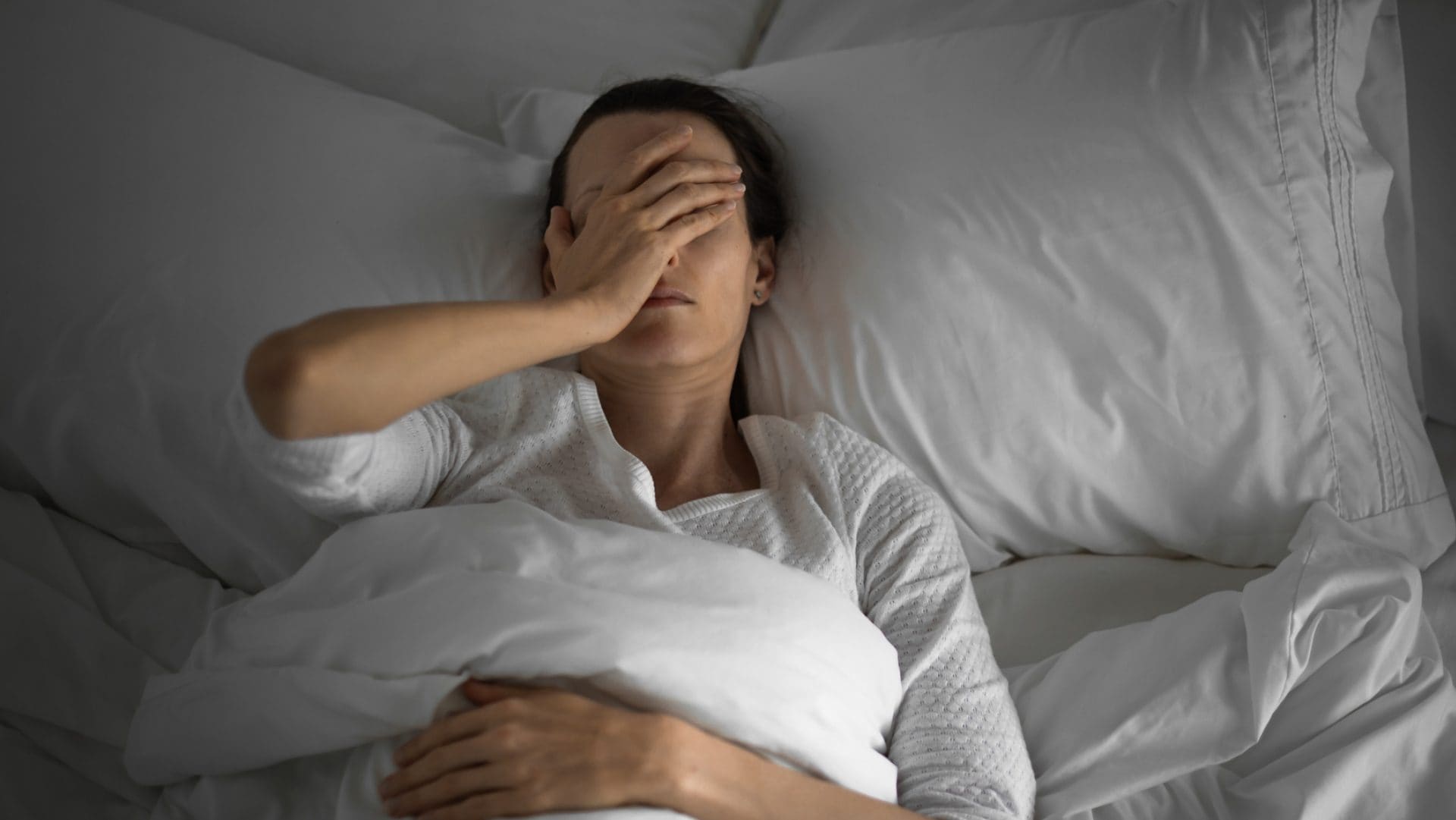 Soffri di insonnia? La causa potrebbe essere lo specchio in camera da letto