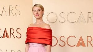 Jessie Buckley: l'abito della Miglior attrice si ispira a Grace Kelly