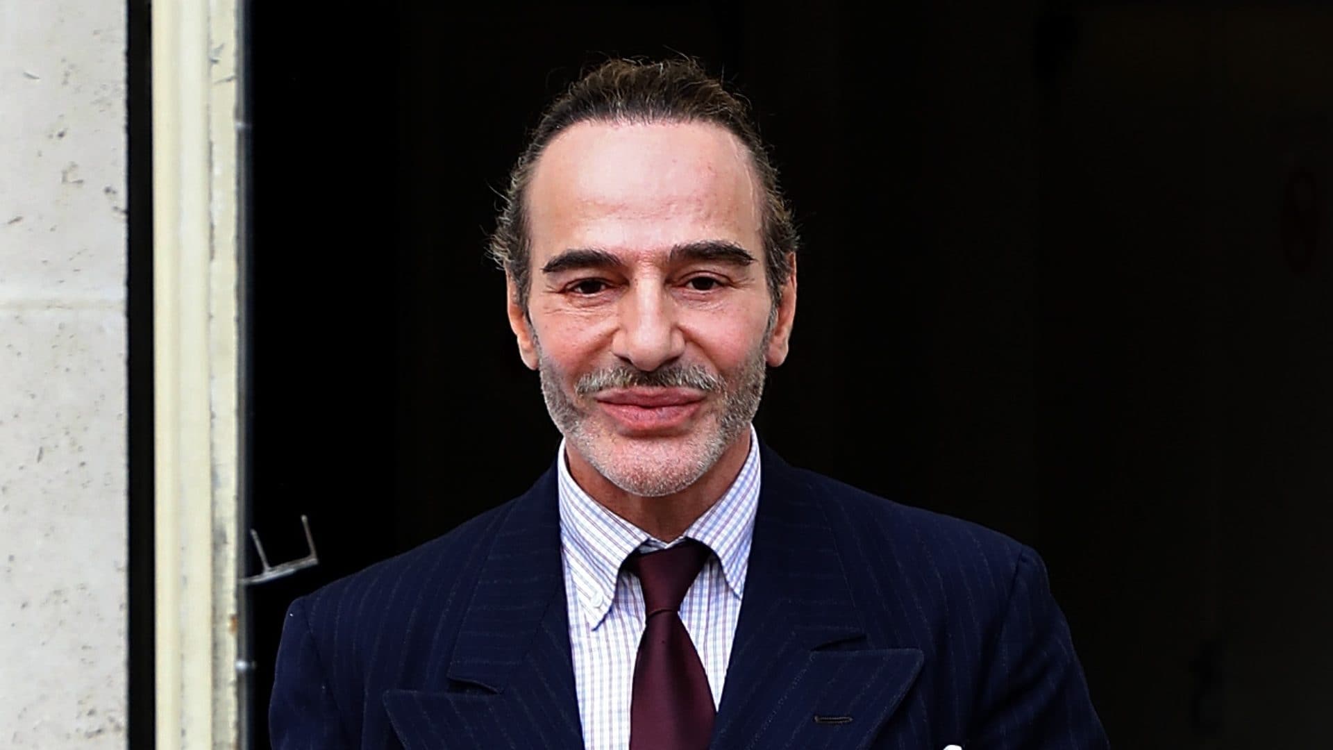 John Galliano firma gli abiti di Zara per 2 anni: a settembre 2026 arriva la prima collezione griffata