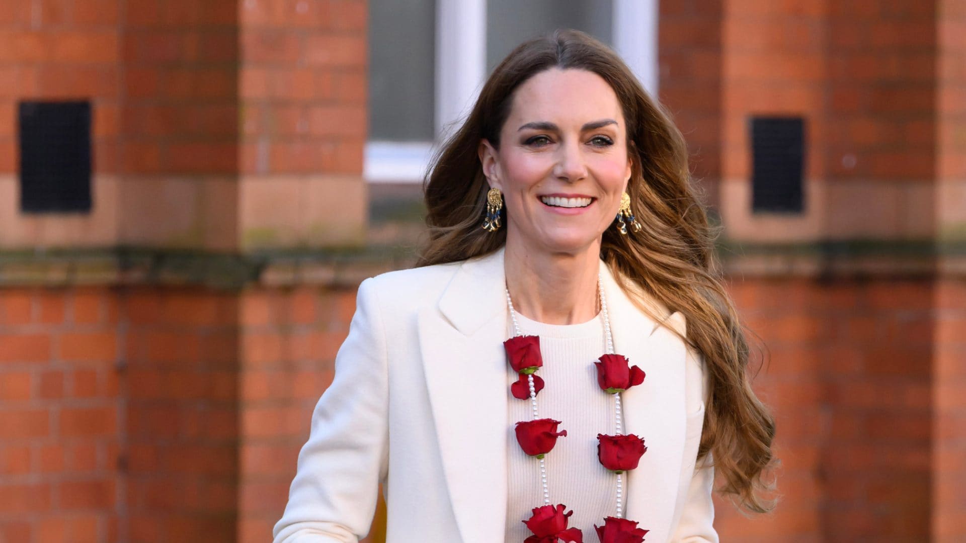 Kate Middleton non lascia mai nulla al caso: il significato del look dalle rose all'abito bianco