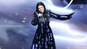 Come funziona l'abito con centinaia di led luminosi di Laura Pausini