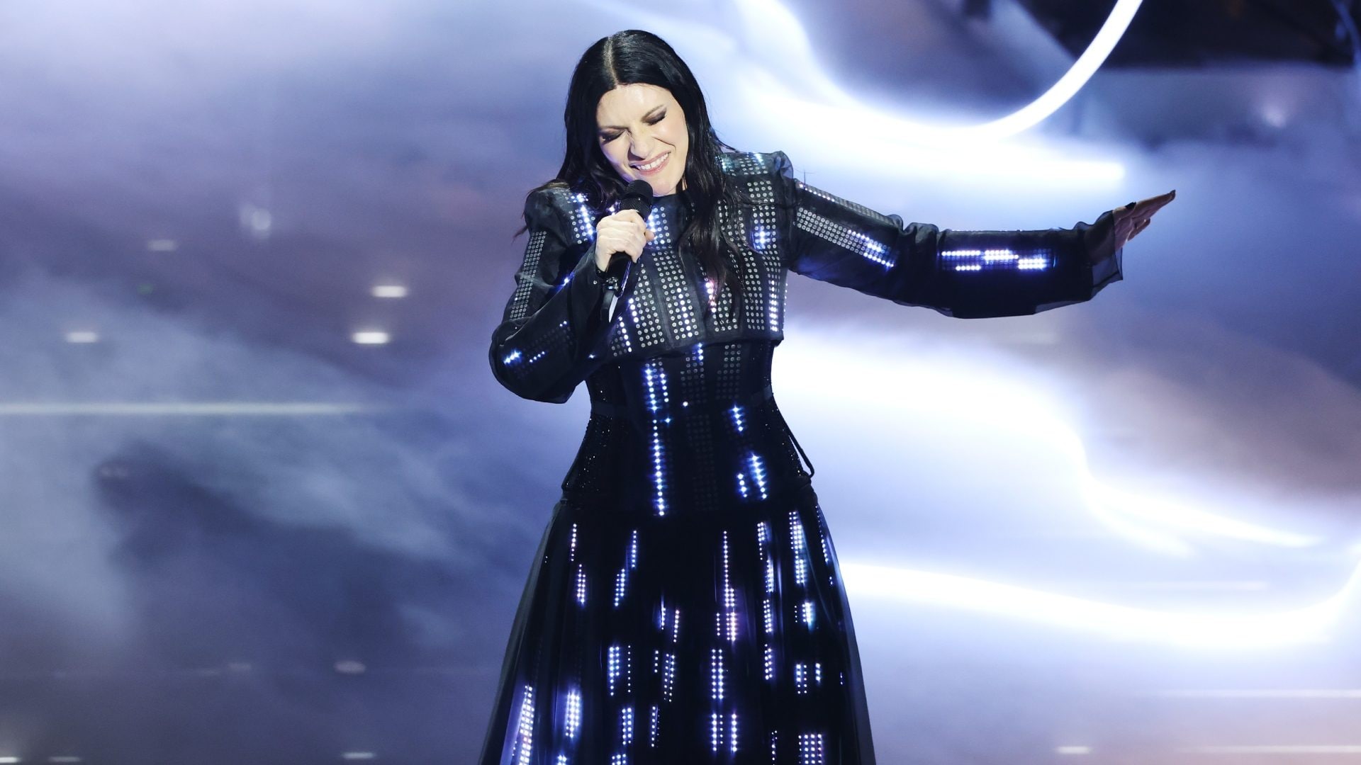 Come funziona l'abito con centinaia di led luminosi che Laura Pausini ha indossato a Sanremo 2026
