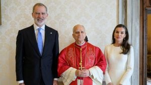 Letizia di Spagna sfrutta il "privilegio del bianco" per incontrare Papa Leone