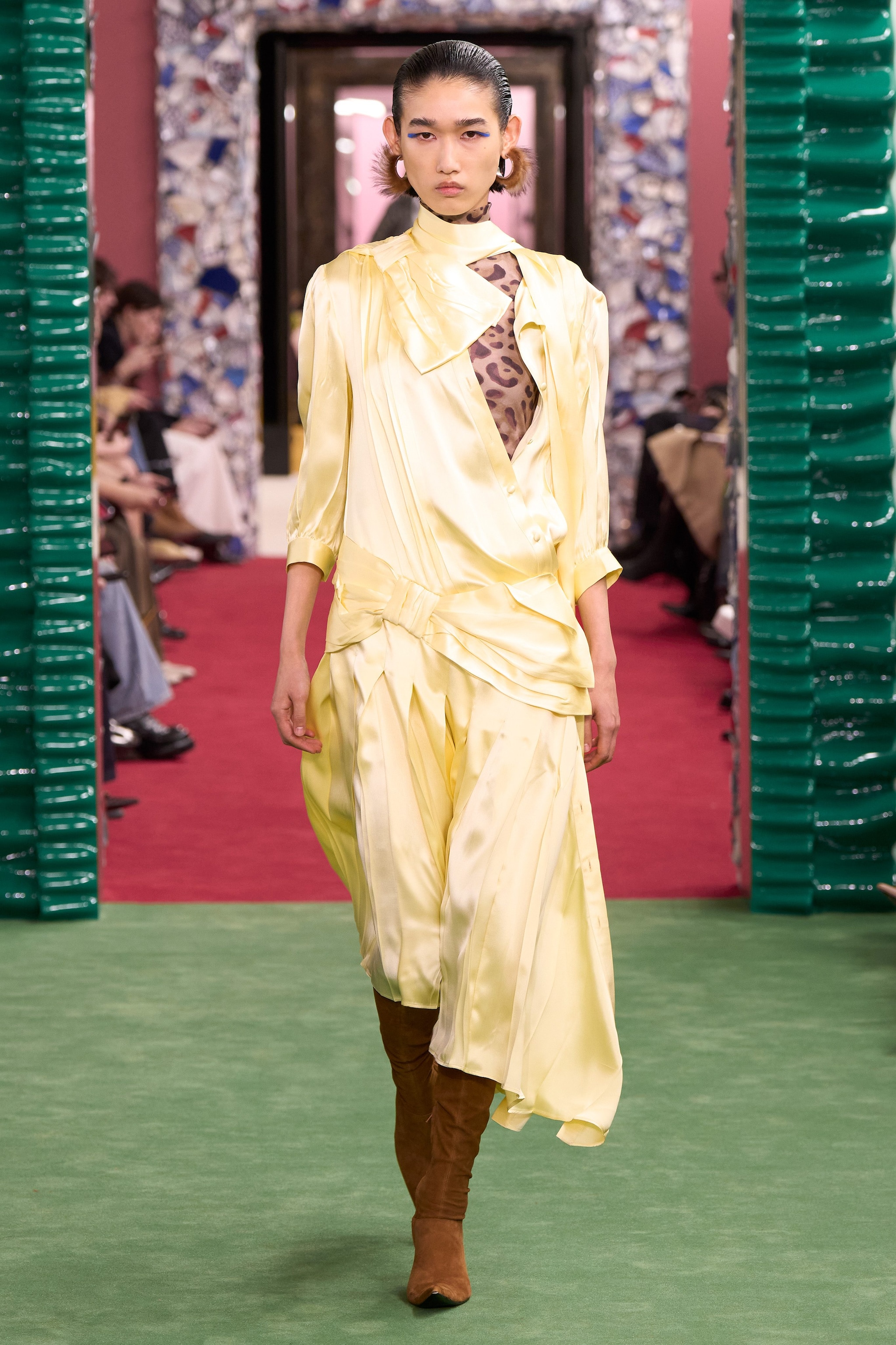 Un look della sfilata Autunno/Inverno 2026–2027 di Acne Studios