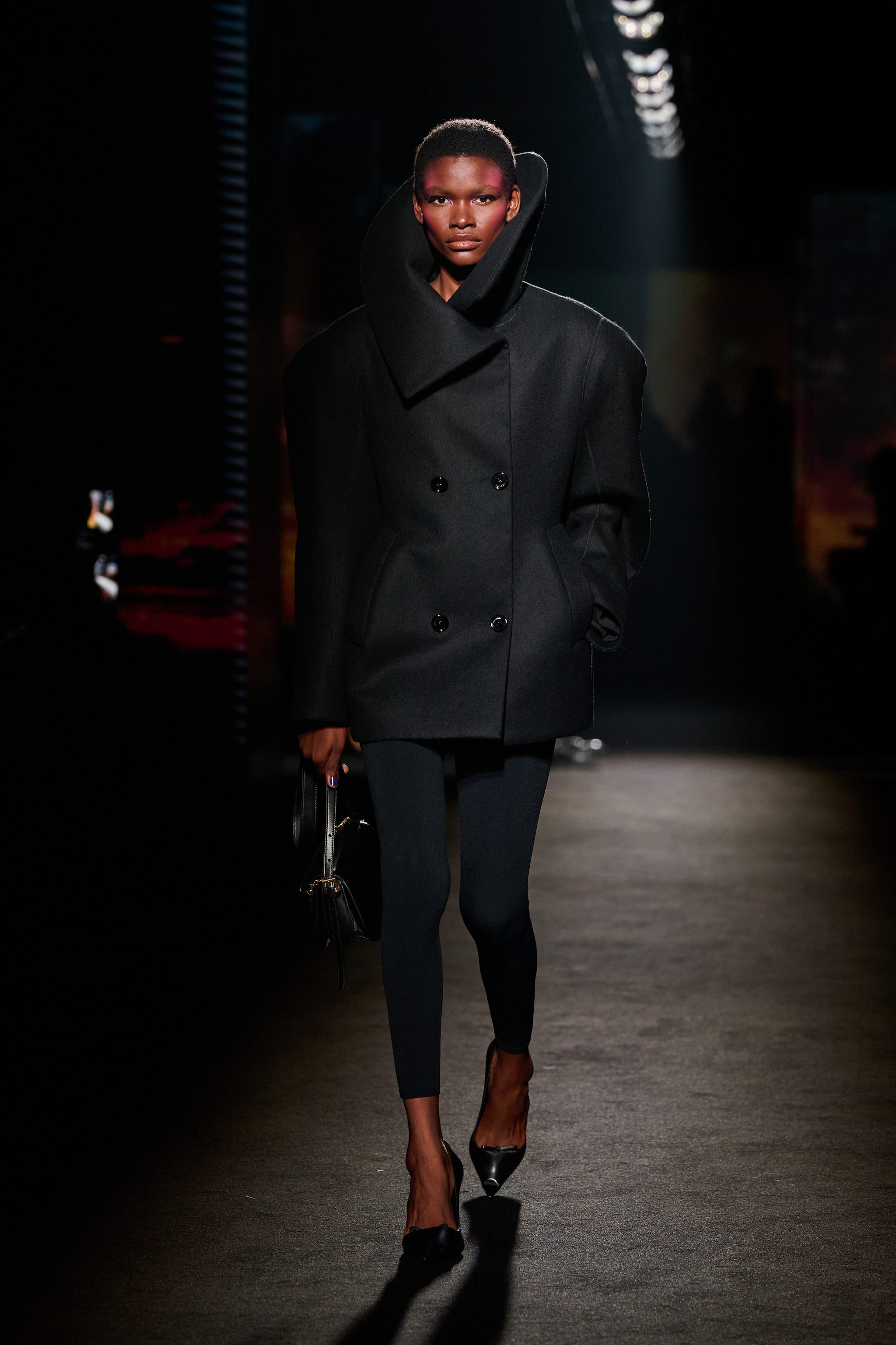 Un look della sfilata Autunno/Inverno 2026–2027 di Balenciaga