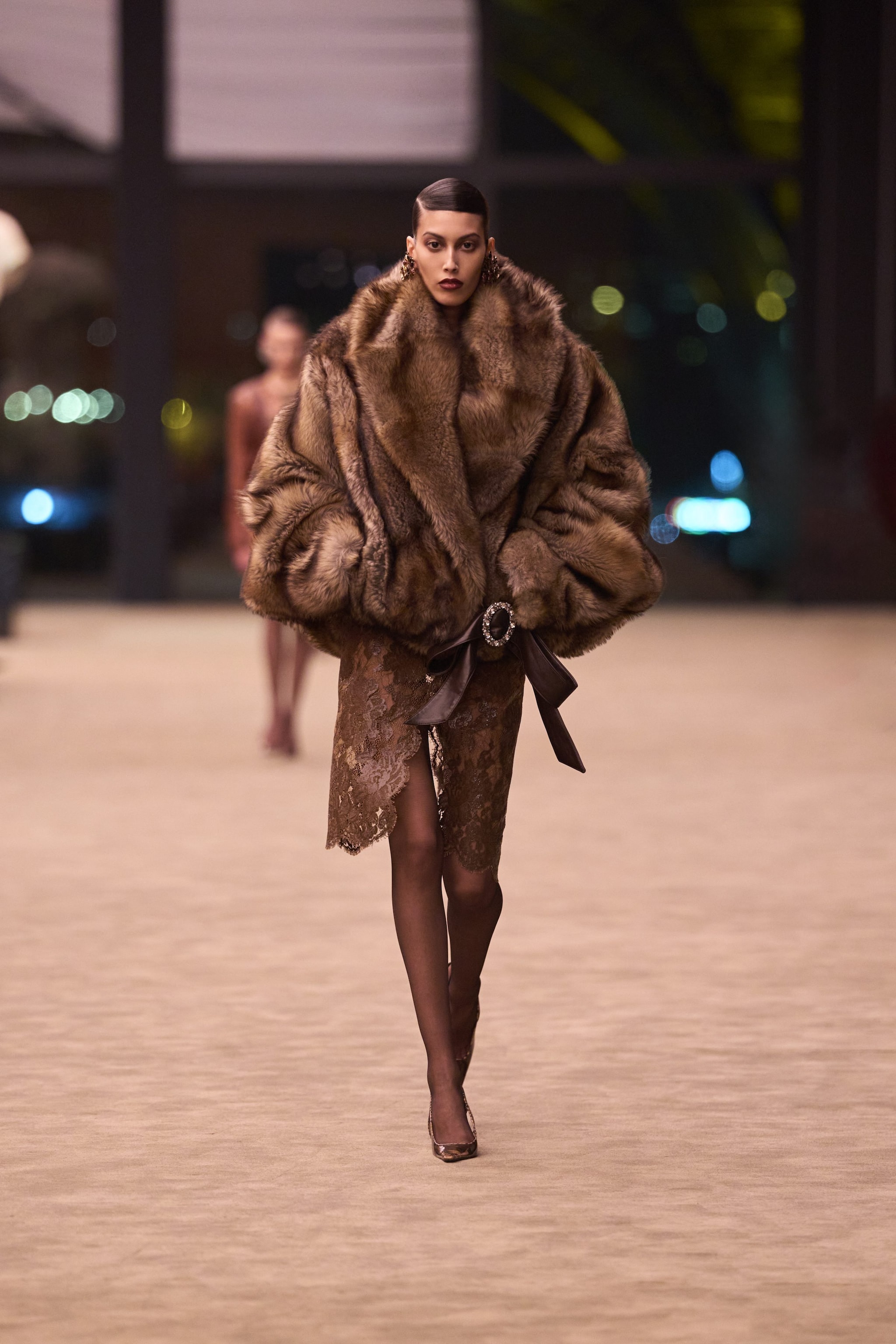 Un look della sfilata Autunno/Inverno 2026–2027 di Saint Laurent