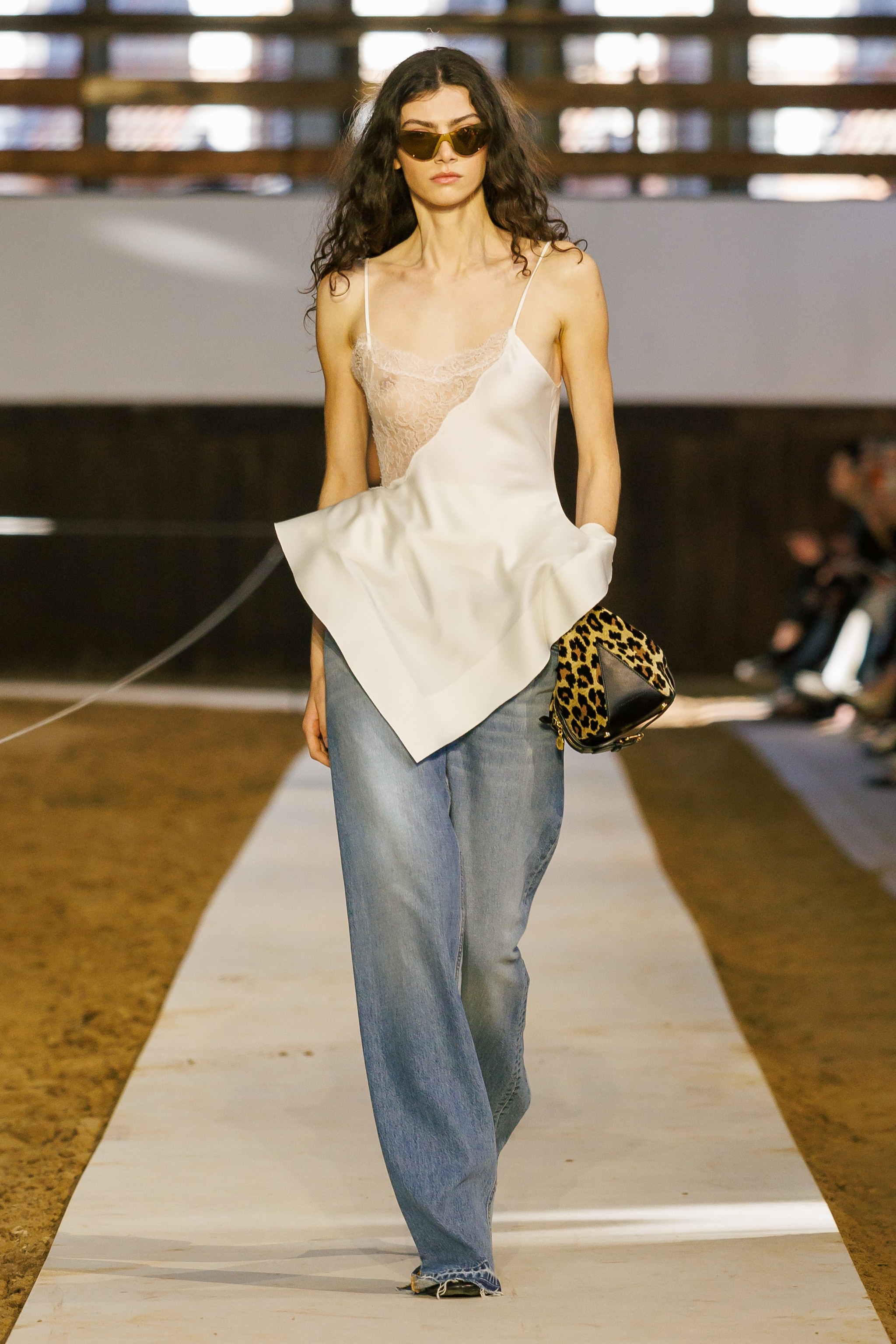 Un look della sfilata Autunno/Inverno 2026–2027 di Stella McCartney