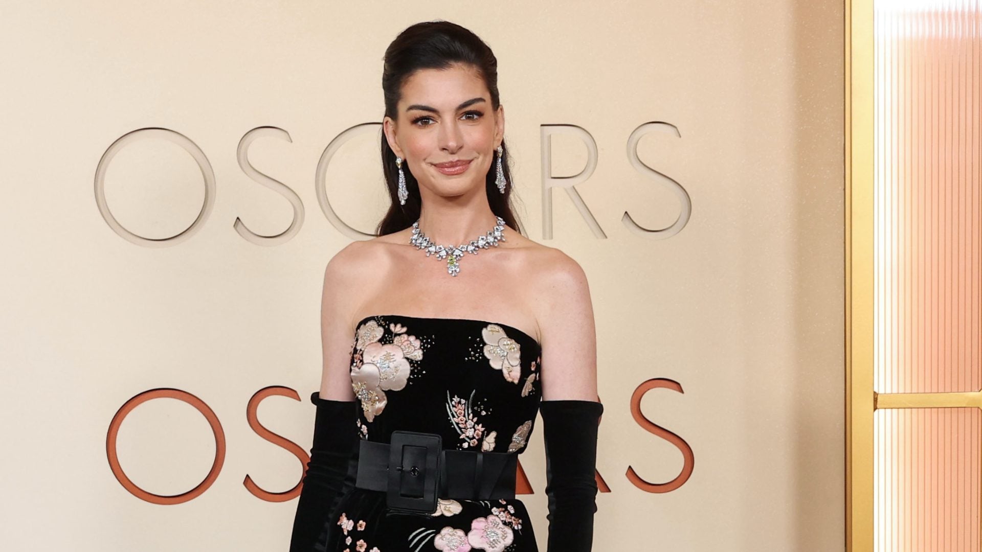 I look degli Oscar 2026: da Anne Hathaway a Nicole Kidman, sul red carpet piume e strascichi