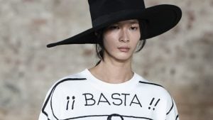 Gli slogan sulle T-shirt resistono in passerella: funzionano perché dicono qualcosa di noi