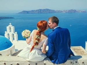 Per un matrimonio economico bisogna volare in Grecia: bastano 5mila euro per una cerimonia da sogno