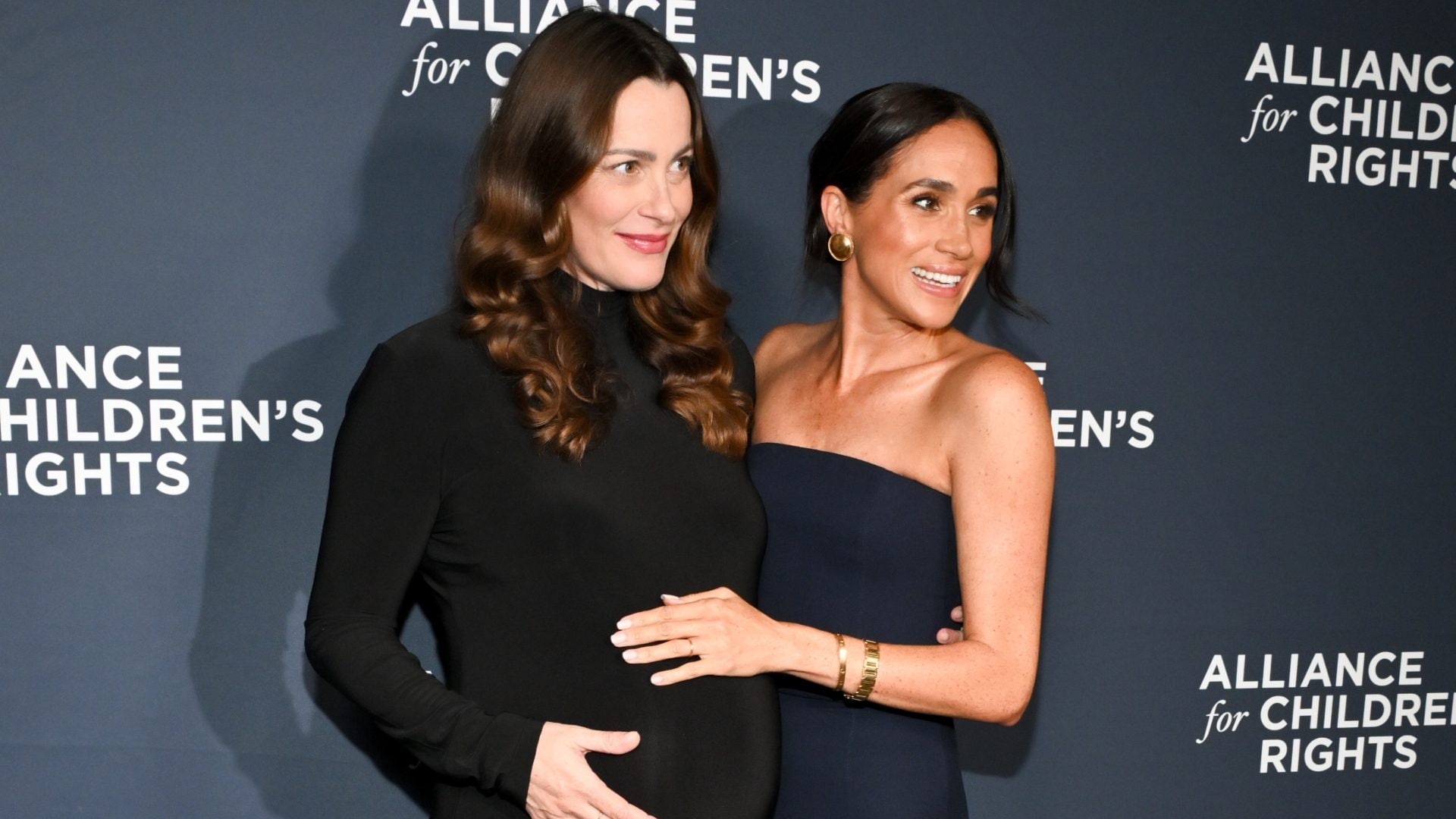 Meghan Markle torna sul red carpet: il suo look è un omaggio all'America (e a Lady Diana)