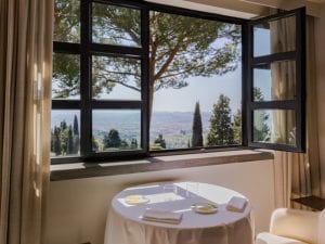 Pasqua 2026, un pranzo stellato con vista sulle colline fiorentine costa quasi 300 euro a persona