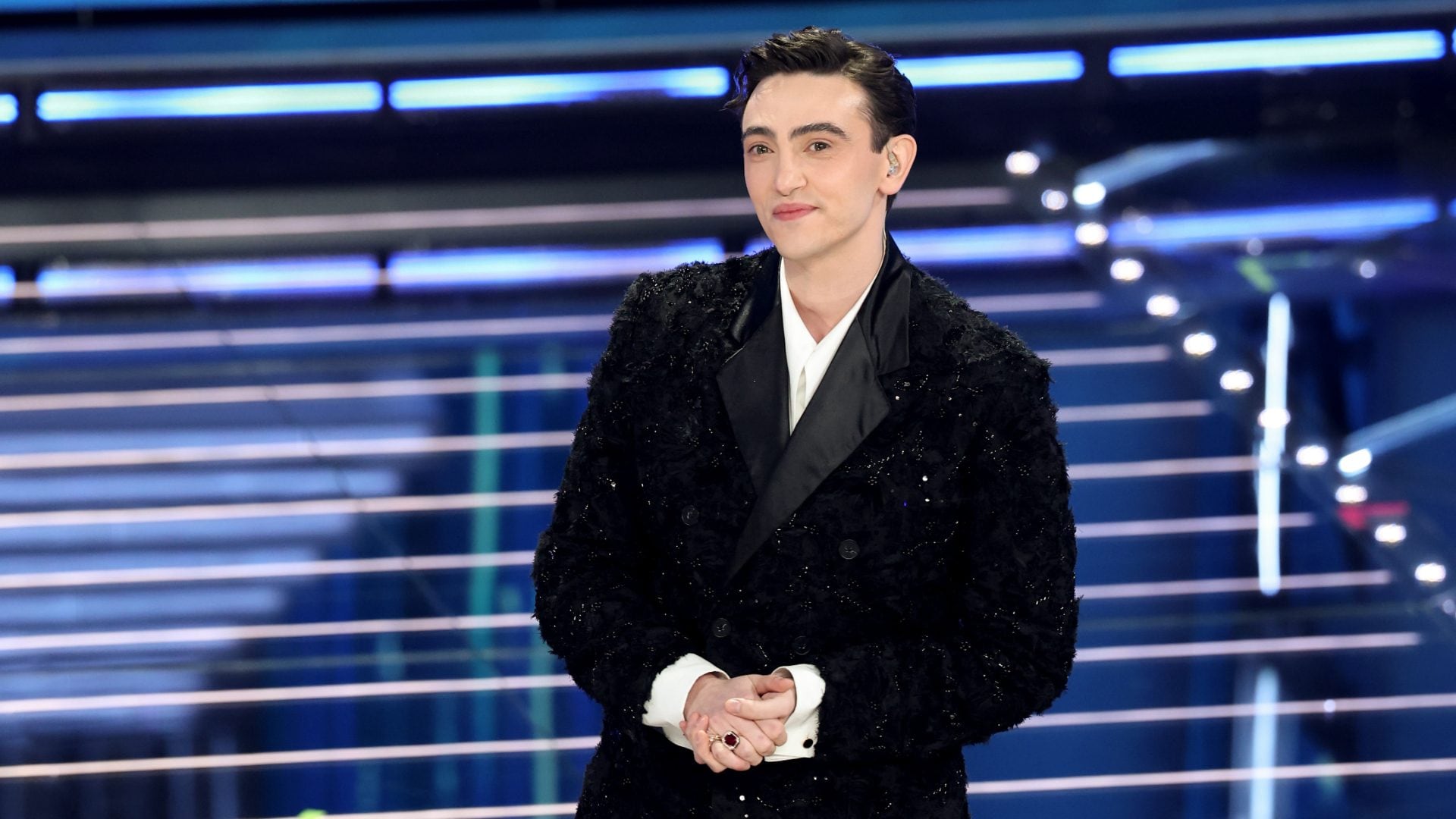L'inno alla goffaggine di Michele Bravi: a Sanremo racconta cosa vuol dire sentirsi e vestirsi "storti"
