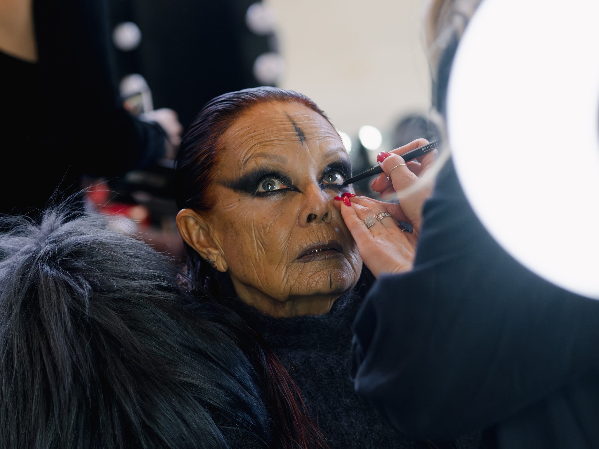 La storia di Michèle Lamy, la donna che ha sfilato alla Fashion Week e trucca sempre gli occhi di nero