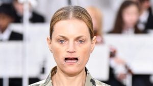 Il mouthpiece di Maison Margiela: la cucitura metallica che sopprime l'identità costa 750 euro