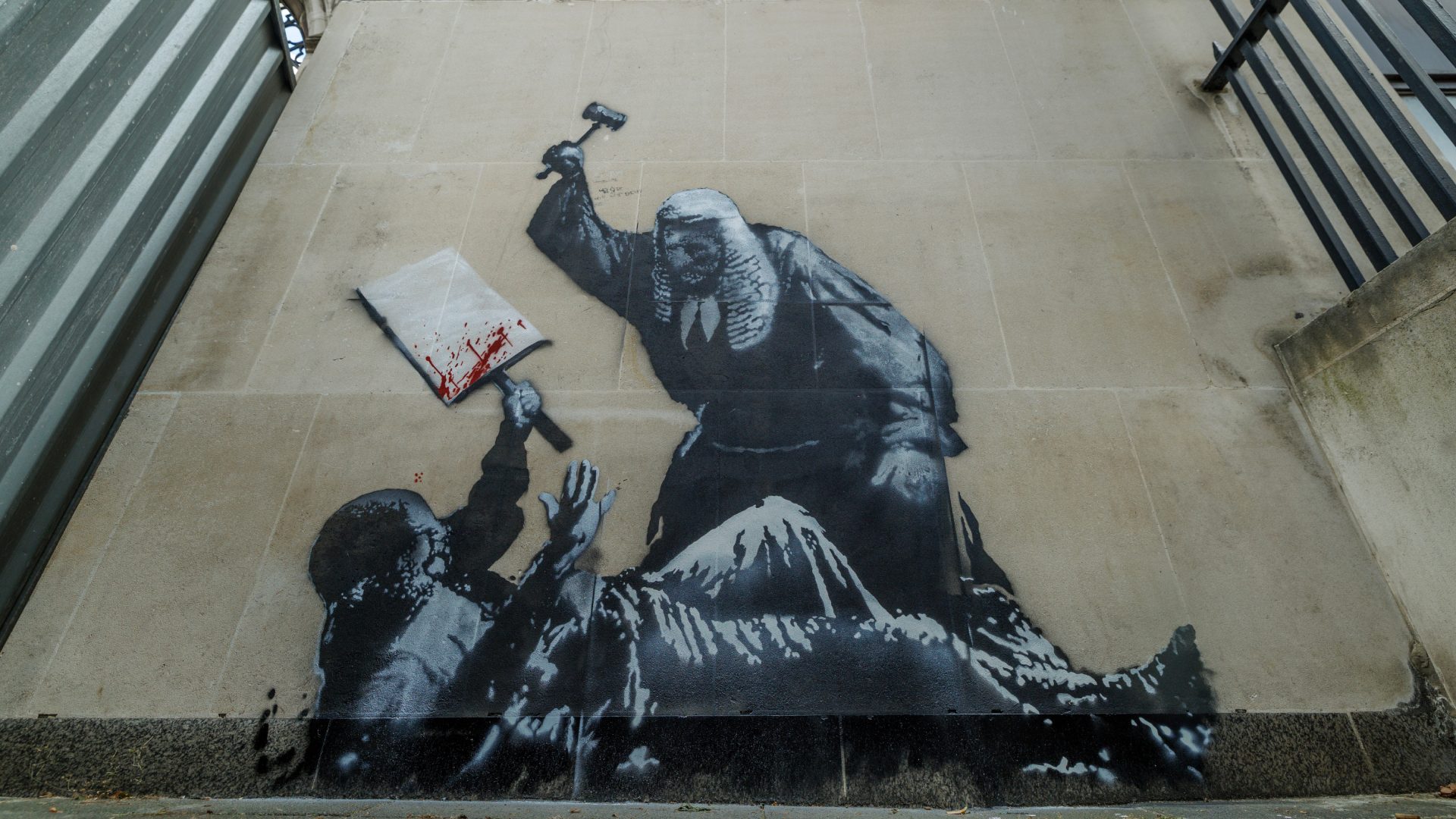 Il murale di Banksy sulle pareti esterne della Corte di Giustizia a Londra