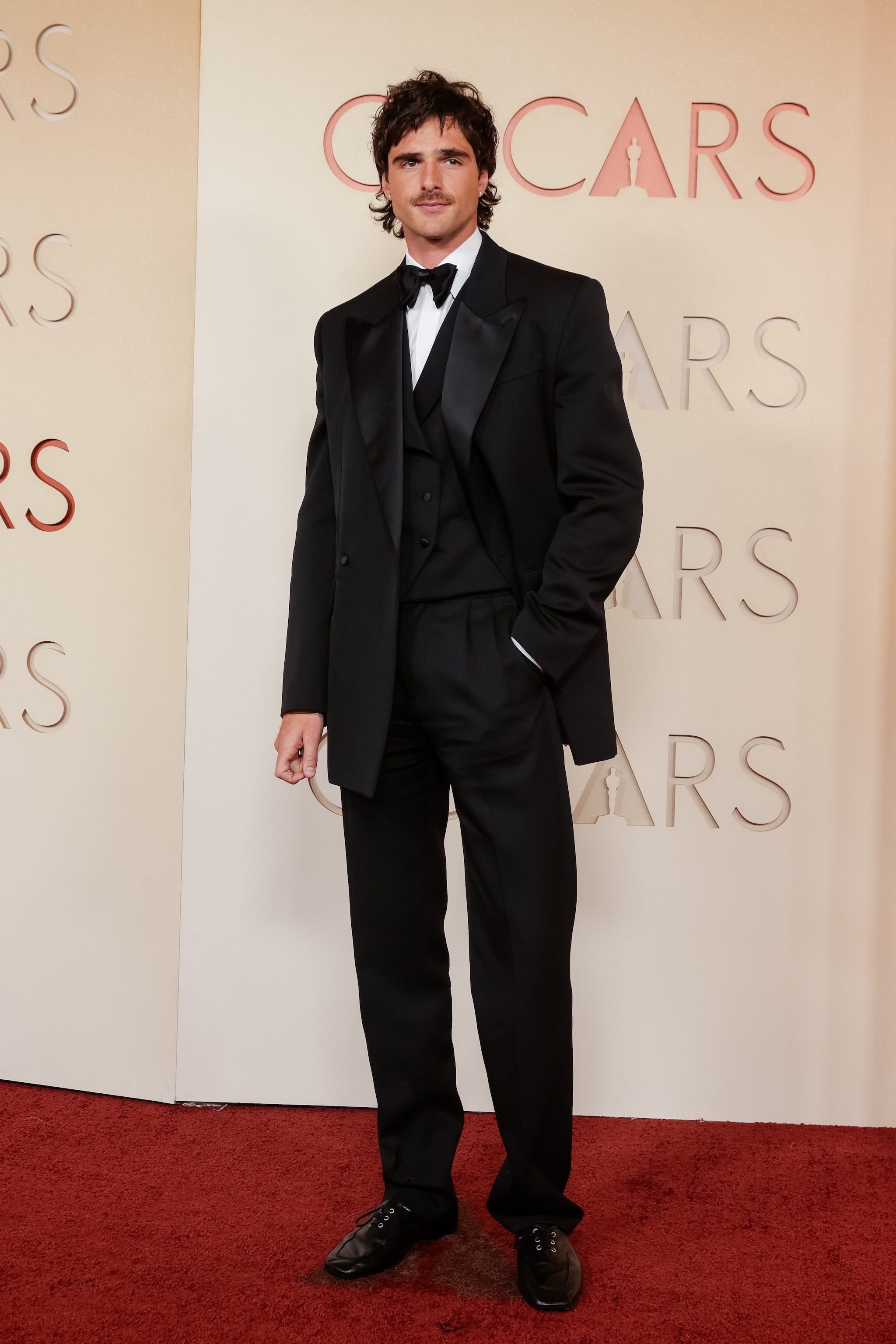 Jacob Elordi in Bottega Veneta, gioielli Cartier