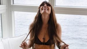 Paola Maugeri: "Ho 58 anni e un compagno di 41, mai fatto botox per sentirmi desiderabile"