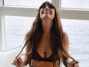 Paola Maugeri: “Ho 58 anni e un compagno di 41, mai fatto botox per sentirmi desiderabile”