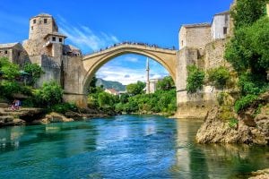 Dove si trova il ponte più bello del mondo e perché è considerato un simbolo di pace