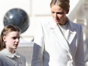 La principessa Charlene e la figlia Gabriella accolgono il Papa a Monaco: a loro è concesso vestire di bianco