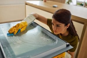 Pulizia del forno, detergenti sicuri per la biologa dell'ISS: "Non utilizzare insieme bicarbonato e aceto"