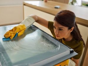 Pulizia del forno, detergenti sicuri per la biologa dell’ISS: “Non utilizzare insieme bicarbonato e aceto”