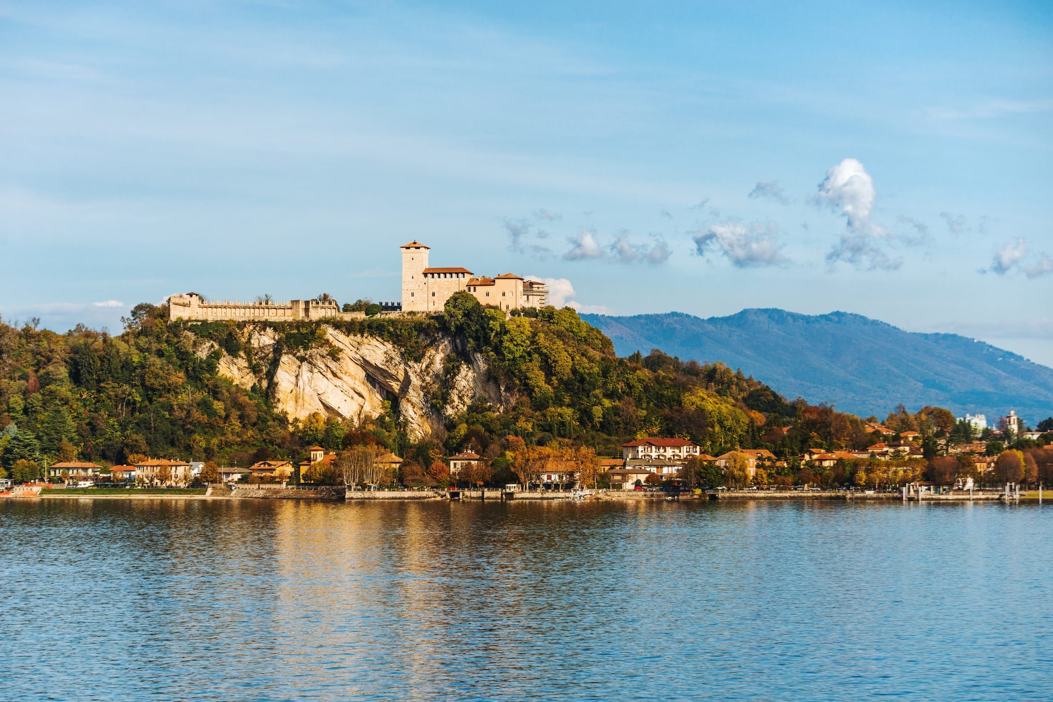 Rocca di Angera vista da Arona