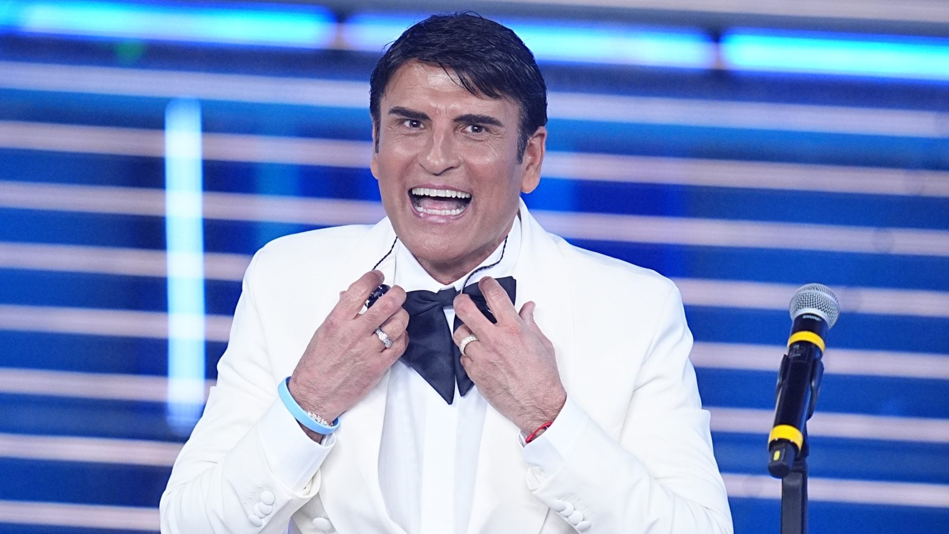 Il bracciale azzurro di Sal Da Vinci a Sanremo 2026: il dolce simbolo nascosto nel look della vittoria