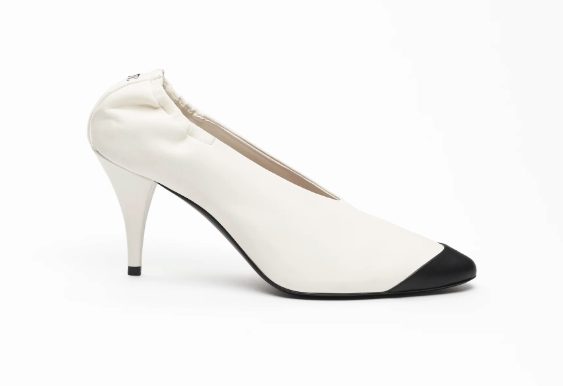 Décolleté Chanel in pelle avorio e nero