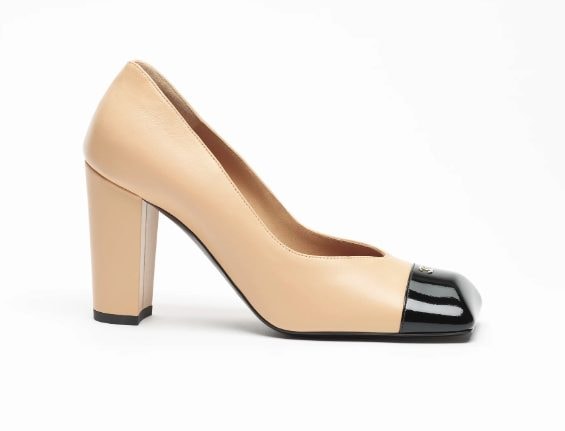 Décolleté Chanel in pelle beige con punta vernice