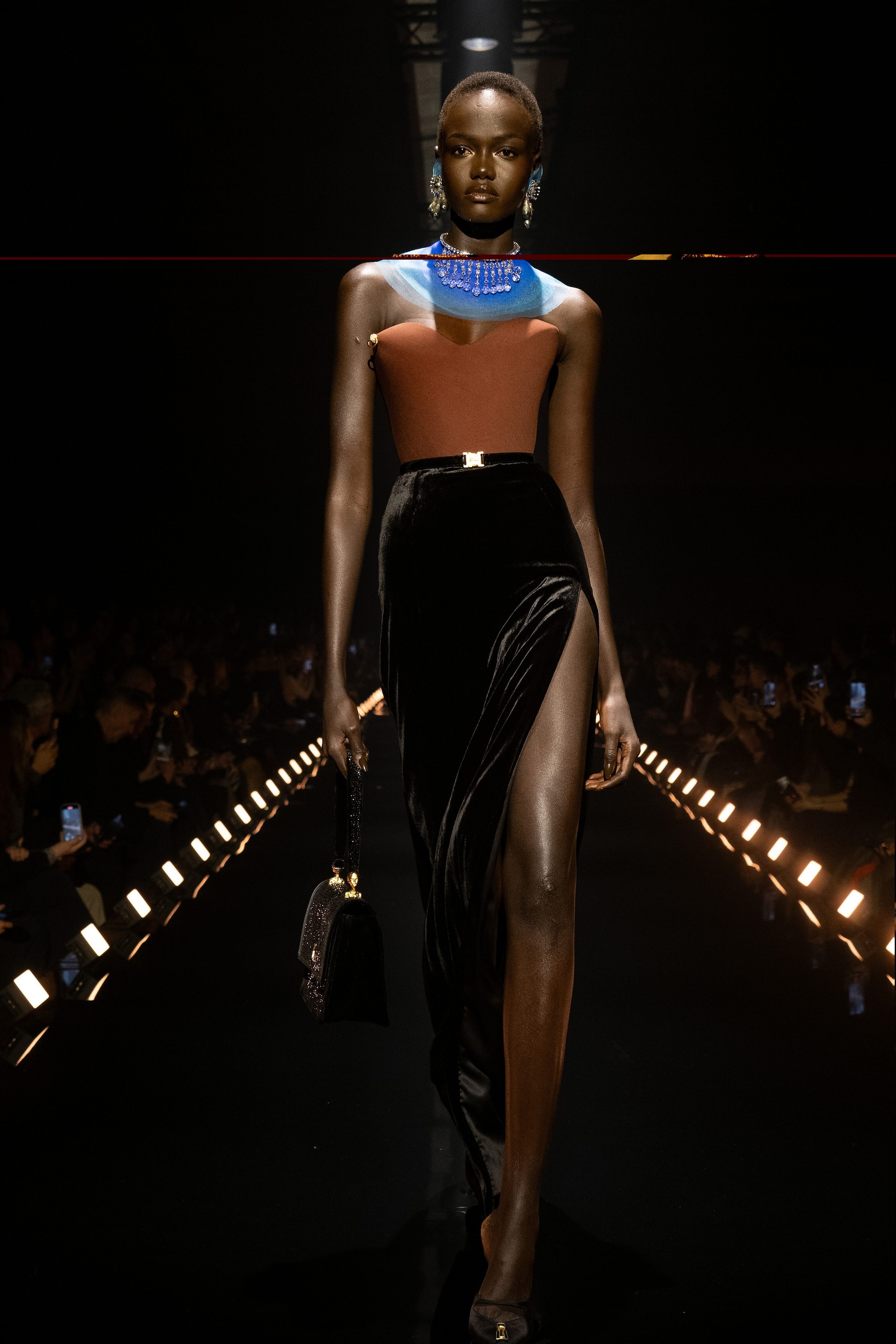 Un look della sfilata Autunno/Inverno 2026–2027 di Schiaparelli