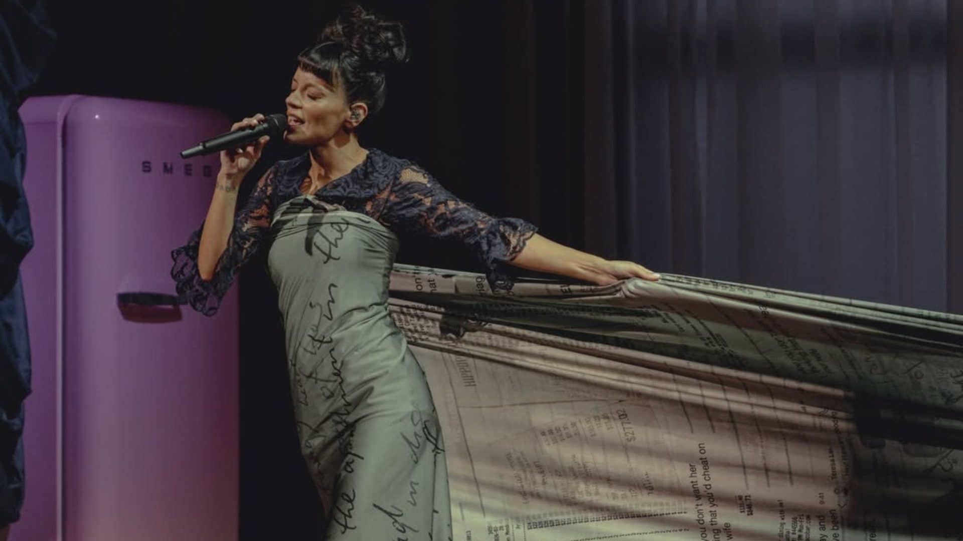 Lily Allen si vendica dei tradimenti dell'ex marito: sul vestito gli scontrini dei regali all'amante