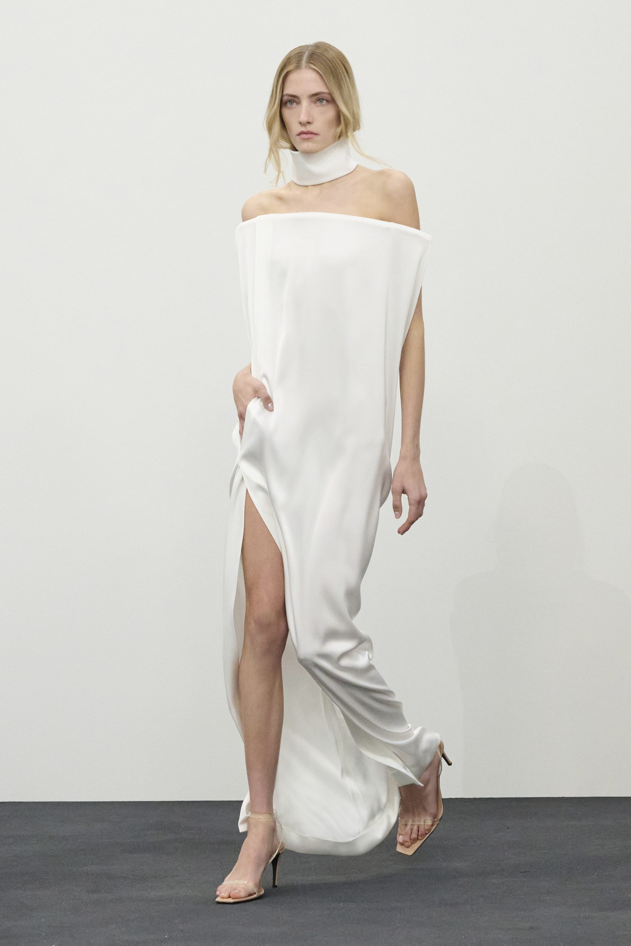 Un look della sfilata Autunno/Inverno 2026–2027 di Courreges