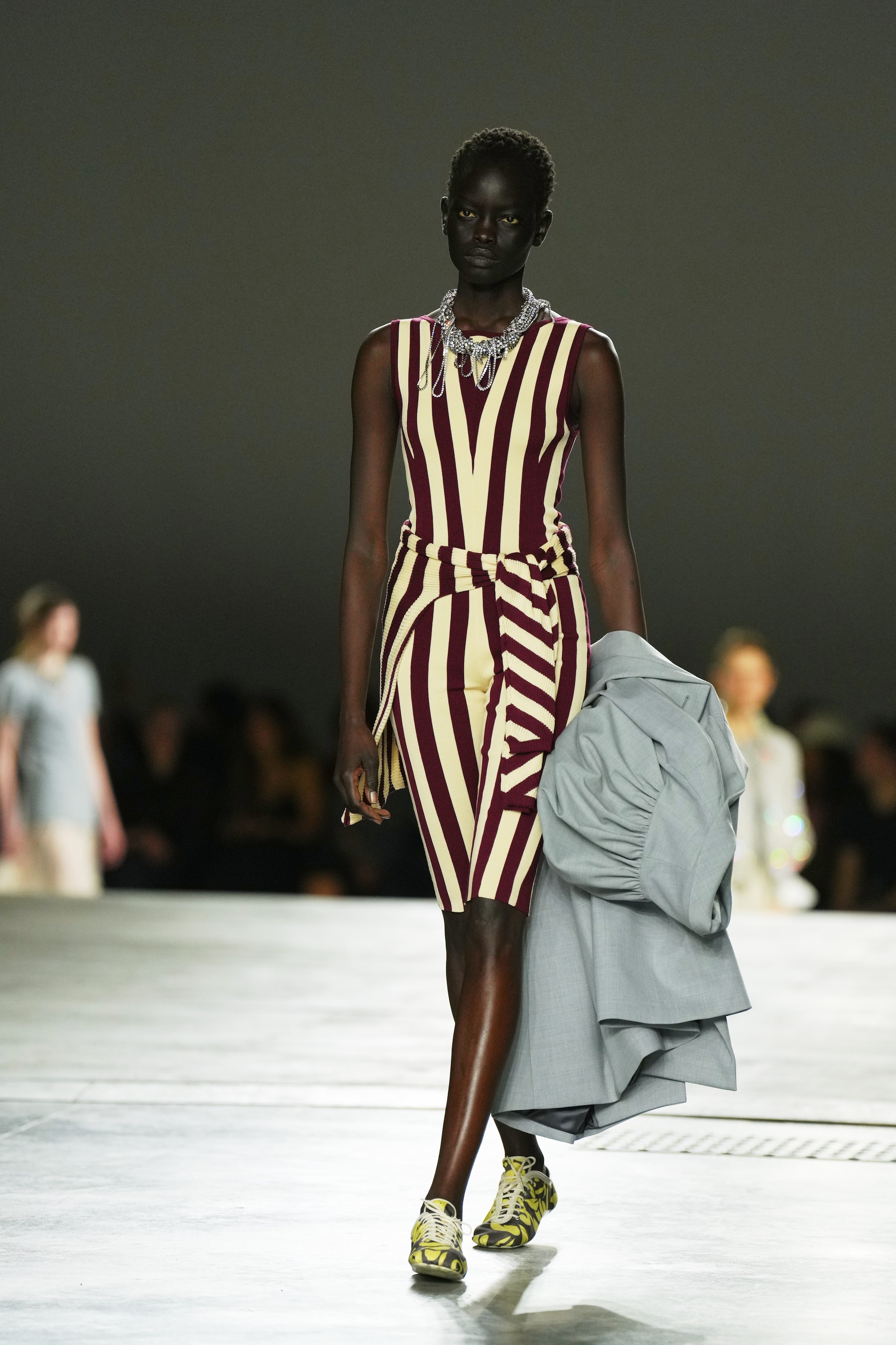 Un look con sneaker mini dalla sfilata Primavera/Estate 2026 di Dries Van Noten