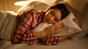 I consigli del neurologo per dormire meglio: “Evitate cellulari e litigi prima di andare a letto”