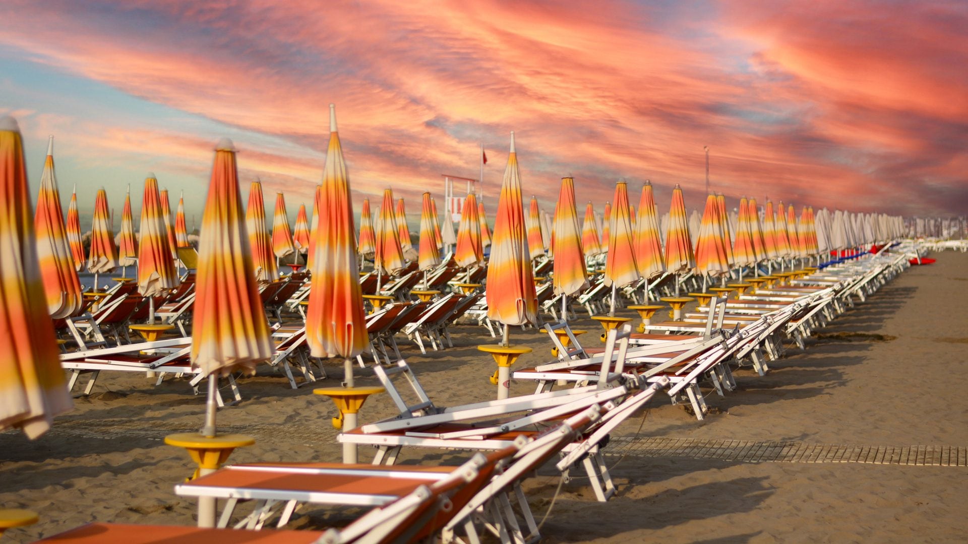 A Pesaro divieto di fumo su tutte le spiagge, sanzioni fino a 500 euro: quando entra in vigore