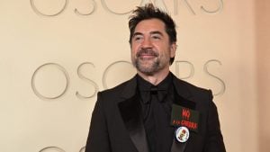 Messaggi di pace: da Javier Bardem con la scritta "No guerra" alle spillette "Ice Out"
