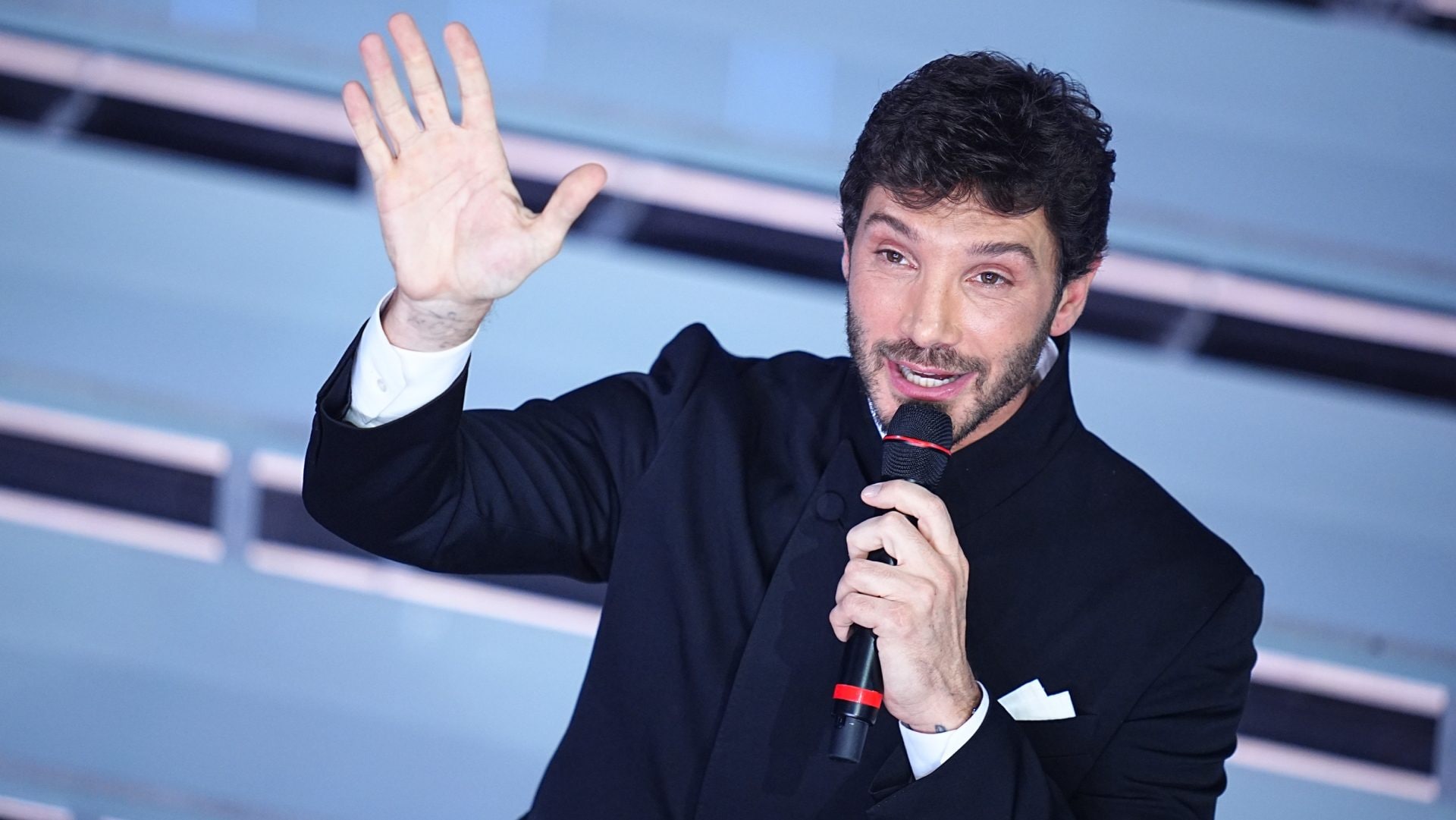 Cosa ci dice il look essenziale di Stefano De Martino sulla futura direzione artistica di Sanremo