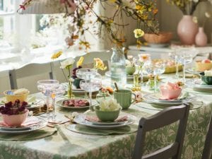 Tavola di Pasqua 2026, fiori freschi e colori pastello: le tendenze per la mise en place semplice ed elegante