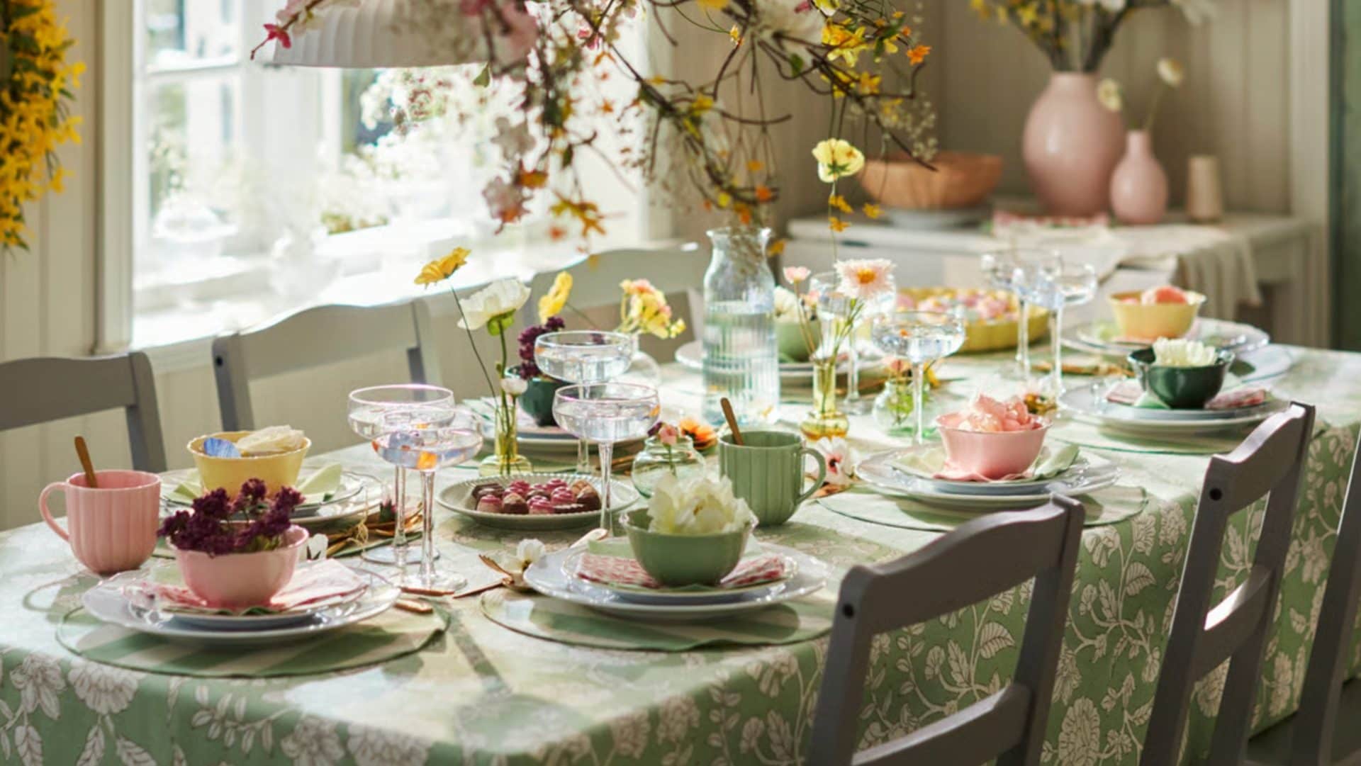 Tavola di Pasqua 2026, fiori freschi e colori pastello: le tendenze per la mise en place semplice ed elegante